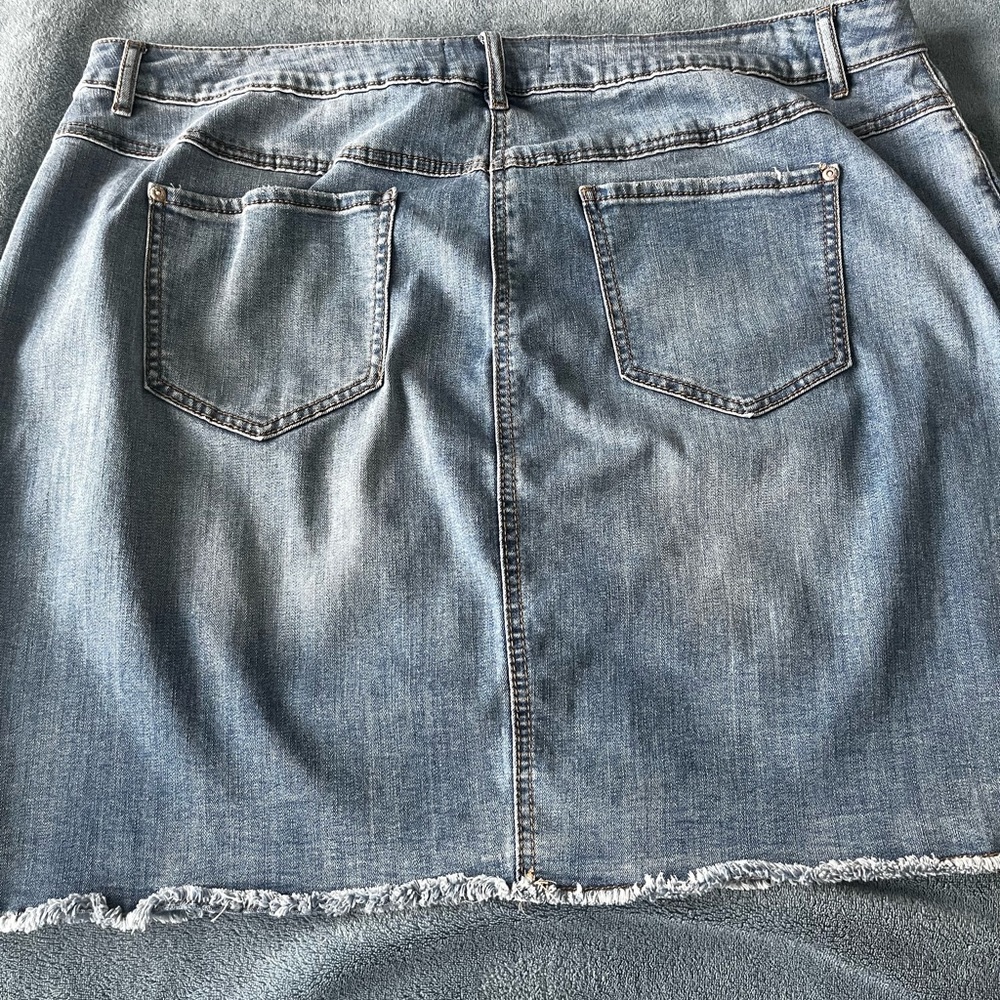 Plus size denim skirt - Picture 2 of 7